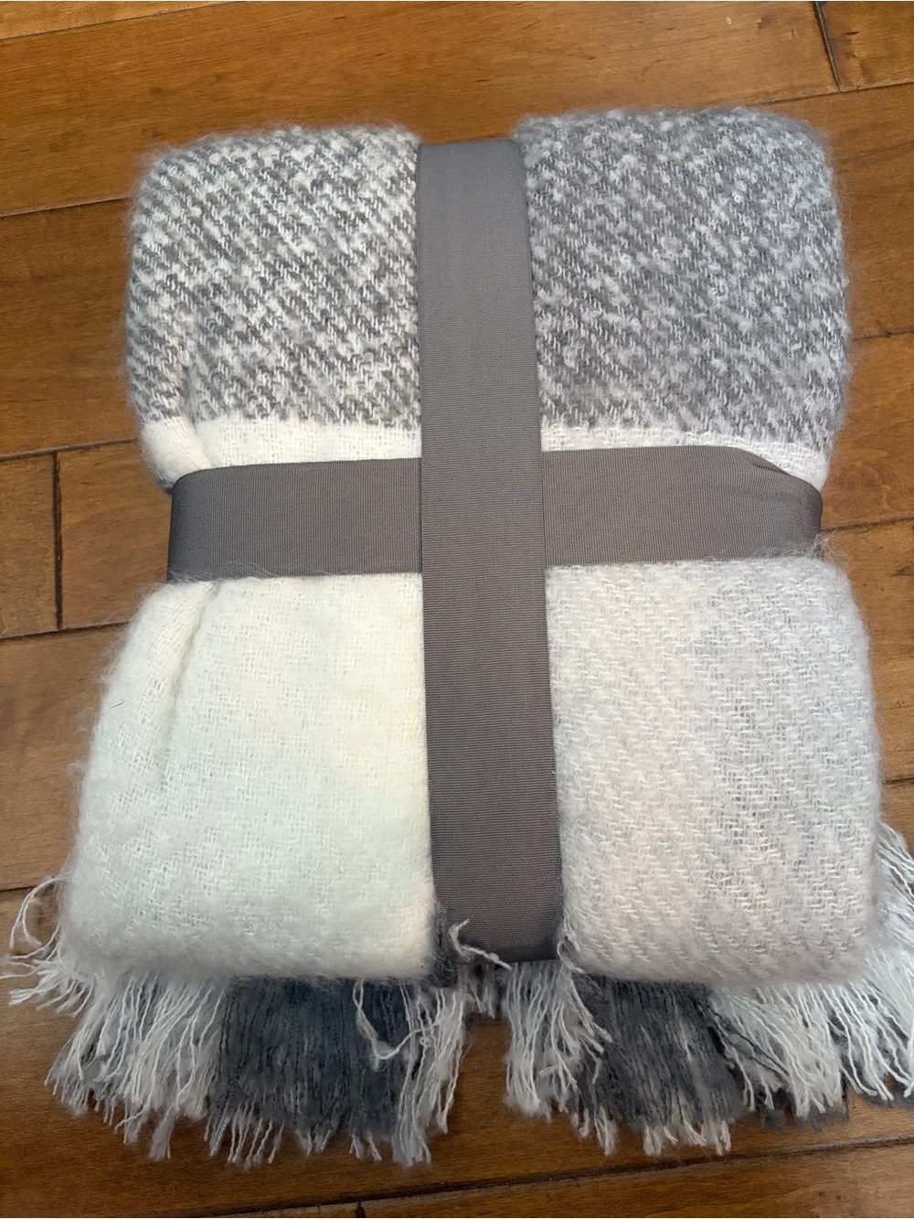Member's Mark Faux Mohair Throw Blanket - Gray & White NWT - Picture 3 of 3